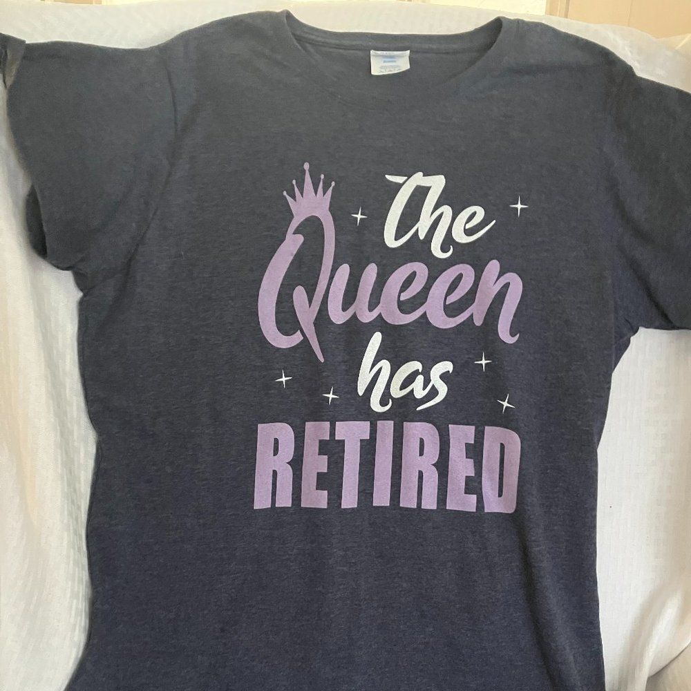 "The Queen has Retired" Short Sleeve T-Shirt Size L